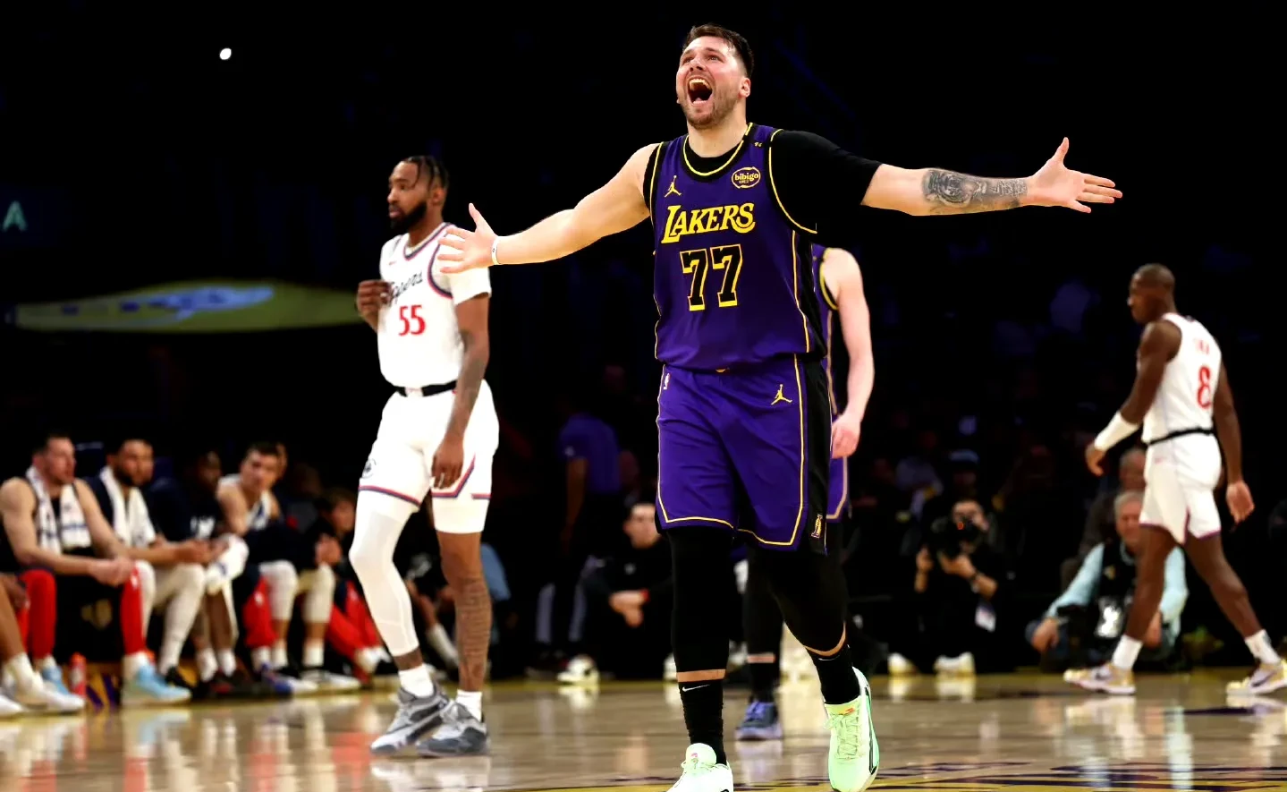 东契奇重返赛场，领先优势明显首场状态出色，美国队观众沸腾！