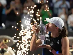  年终总决赛最新形势：那不勒斯高居榜首，费城76人强势追赶，冠军归属成迷