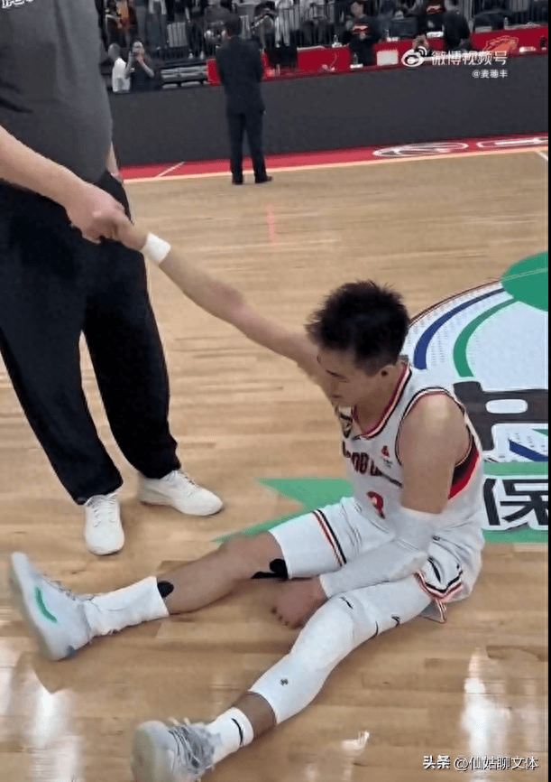  郭艾伦从西班牙回国视频 